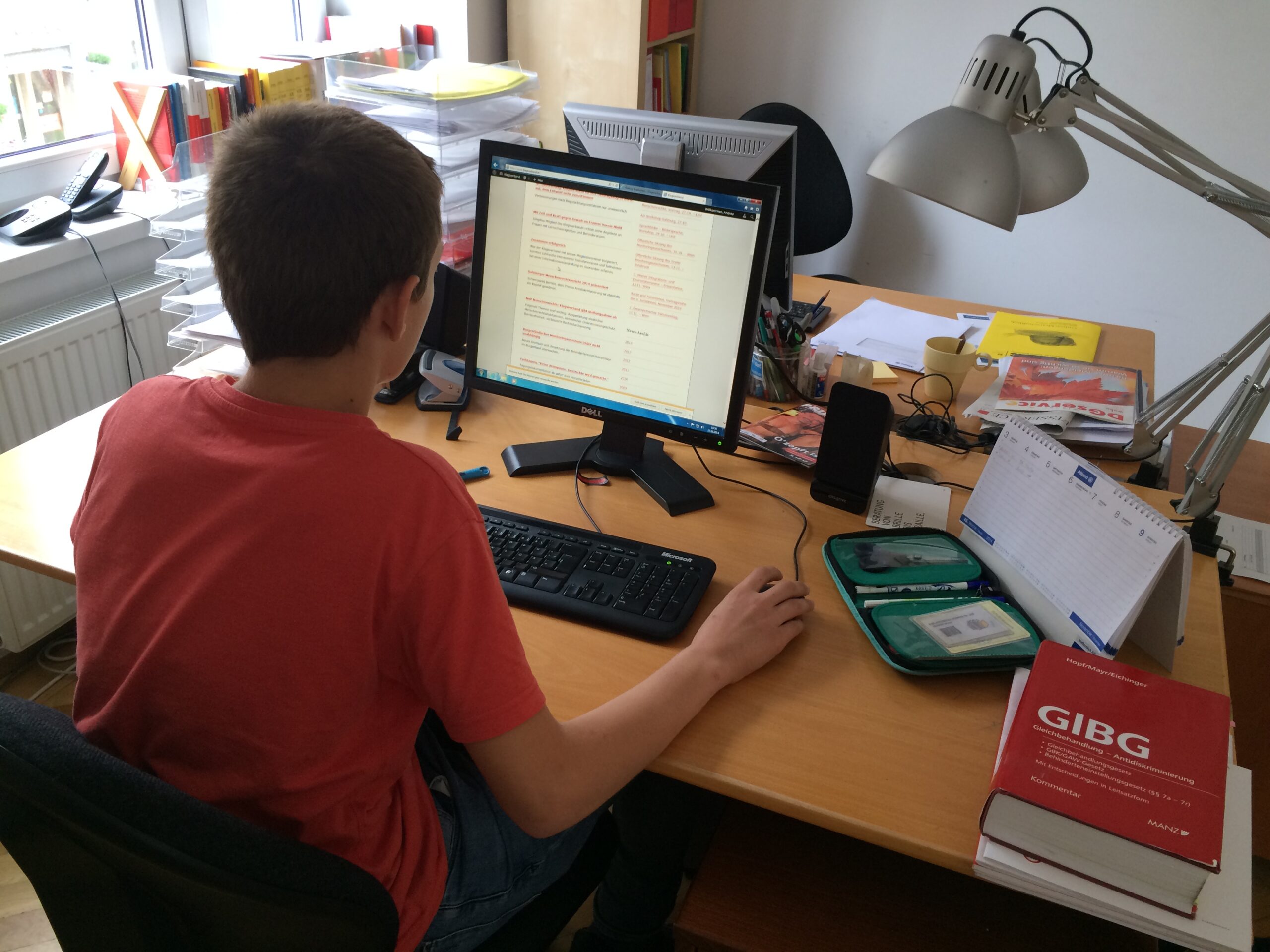 Praktikant arbeitet am Computer