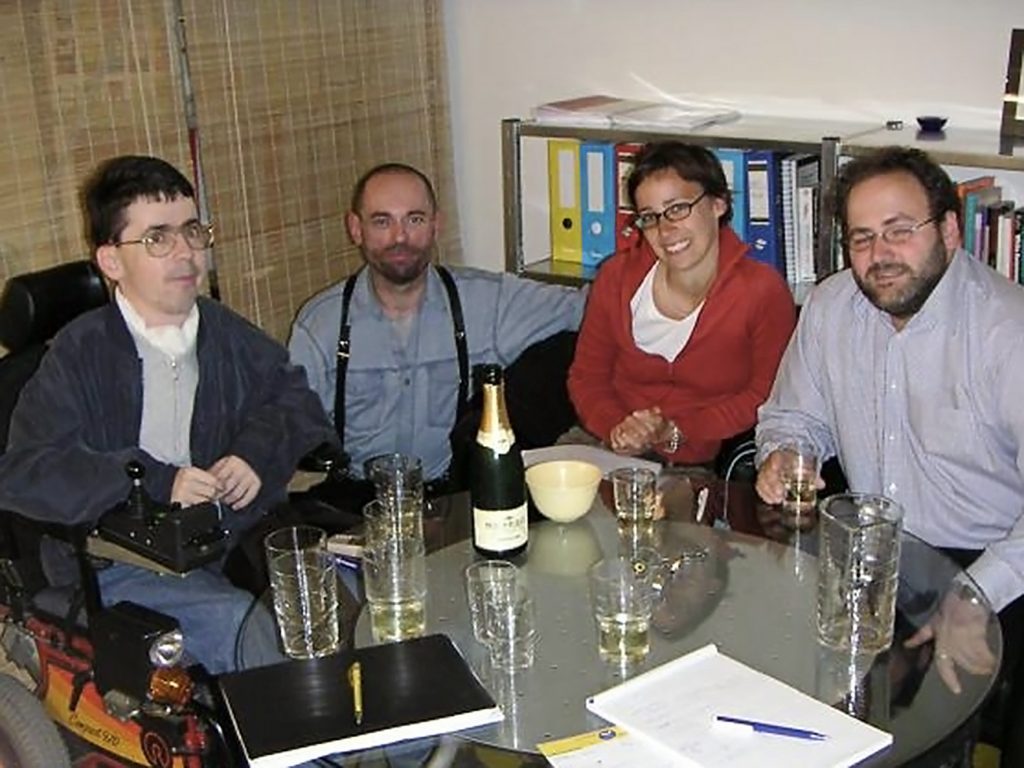 Auf dem Foto sind Matin Ladstätter, Kurt Krickler, Birgit Weiss und Dieter Schindlauer bei der Gründung des Klagsverbands 2004 zu sehen.