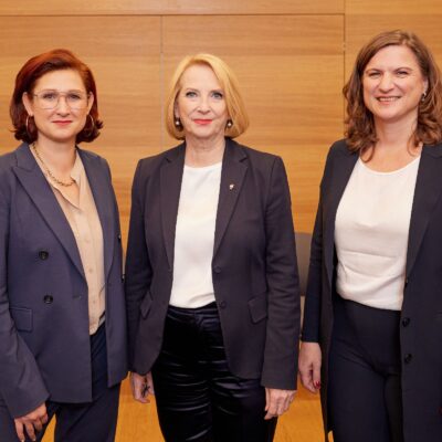 Ferda Ataman, Doris Bures, Sandra Konstatzky stehen nebeneinander und blicken frontal in die Kamera.