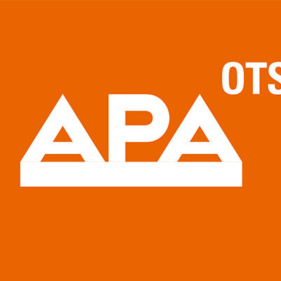 APA-OTS-Logo. Oranges Feld, weißer Schriftzug. Groß und unterstrichen: "APA" dazu klein und hochgestellt: "OTS"
