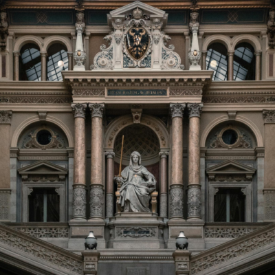 Eine Statue von Justitia, Göttin der Gerechtigkeit, thront über einer Treppe im Wiener Justizpalast, Sitz des Obersten Gerichtshofs.