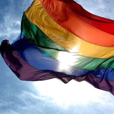 Eine Regenbogenfahne flattert im Wind