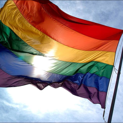 Eine Regenbogenfahne flattert im Wind