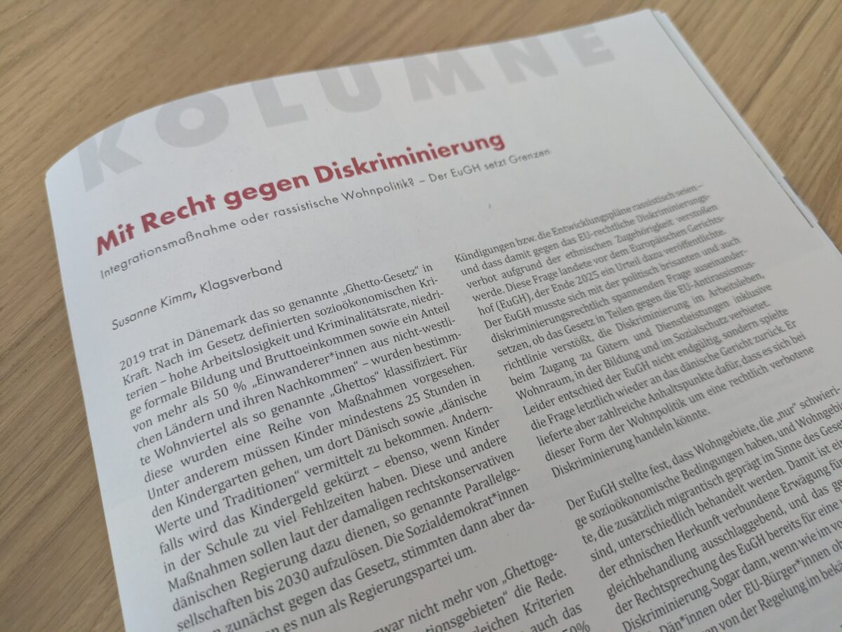 Eine Fotografie der Kolumne "Mit Recht gegen Diskriminierung" 