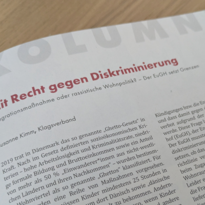Eine Fotografie der Kolumne "Mit Recht gegen Diskriminierung"