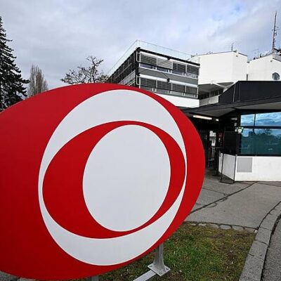 Das Logo des ORF vor dem Eingang zum ORF-Zentrum am Küniglberg.