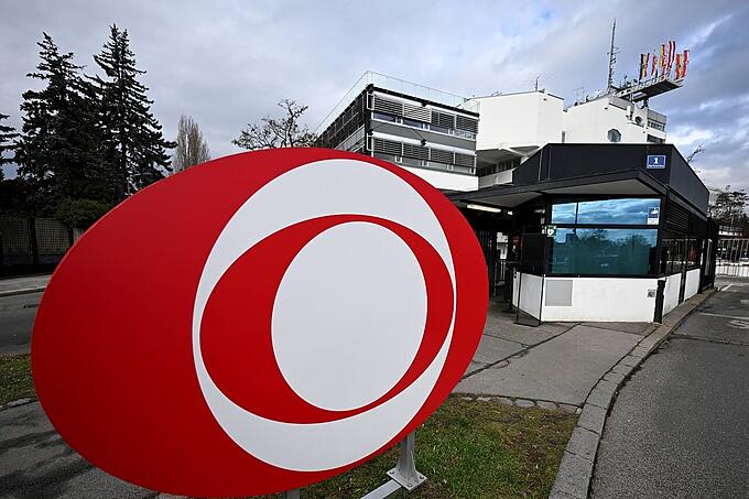 Das Logo des ORF vor dem Eingang zum ORF-Zentrum am Küniglberg.