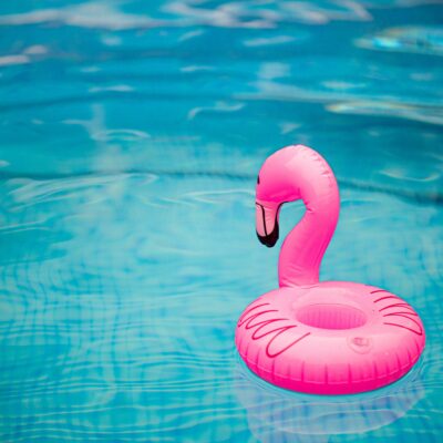 Ein Schwimmreifen in Form eines Flamingos treibt in einem Pool