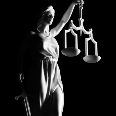 Eine weiße Statue der Justitia mit Augenbinde, Schwert und Waage vor schwarzem Grund