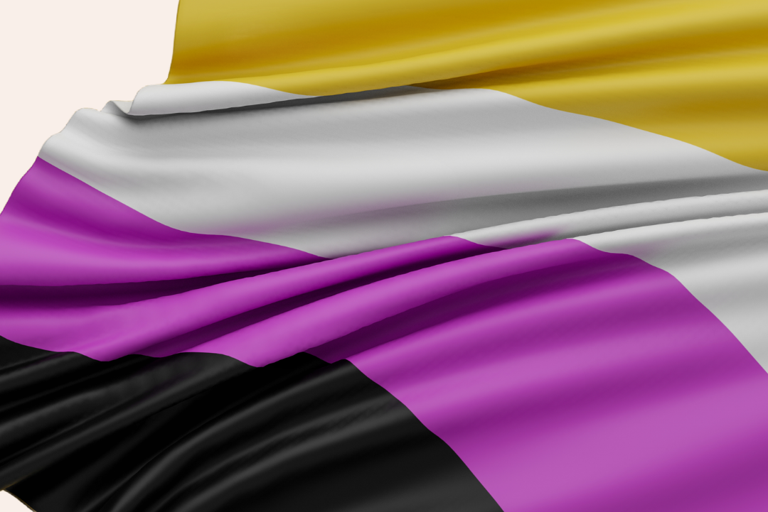 Die Nicht-Binär-Flagge. Vier waagrechte Balken. Von oben: gelb, weiß, lila, schwarz